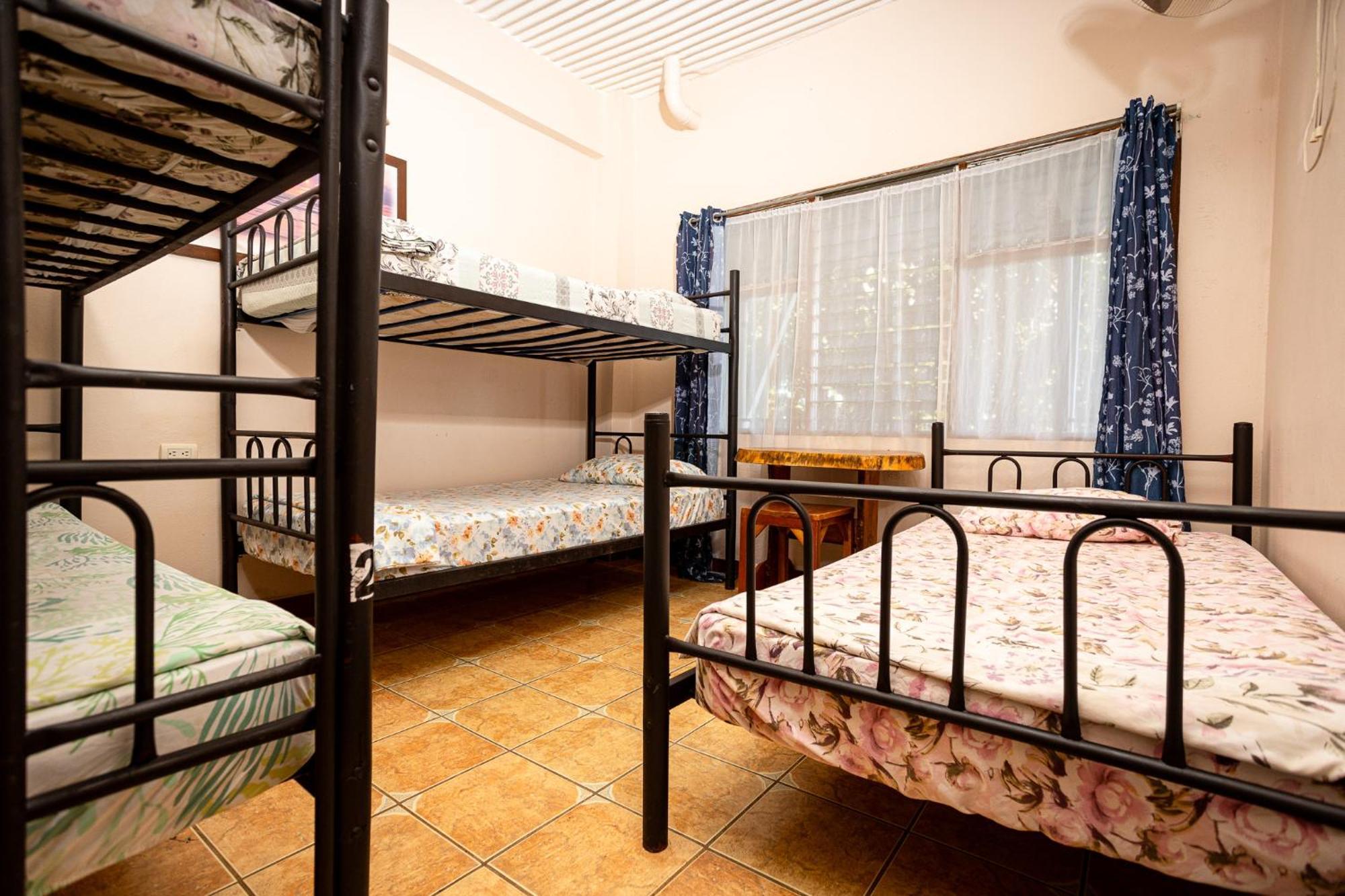 Manuel Antonio Hostel Bagian luar foto