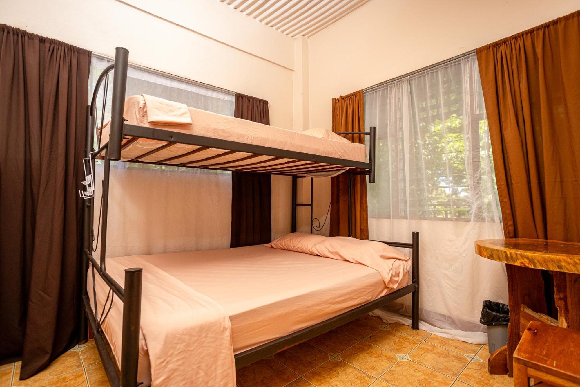 Manuel Antonio Hostel Bagian luar foto