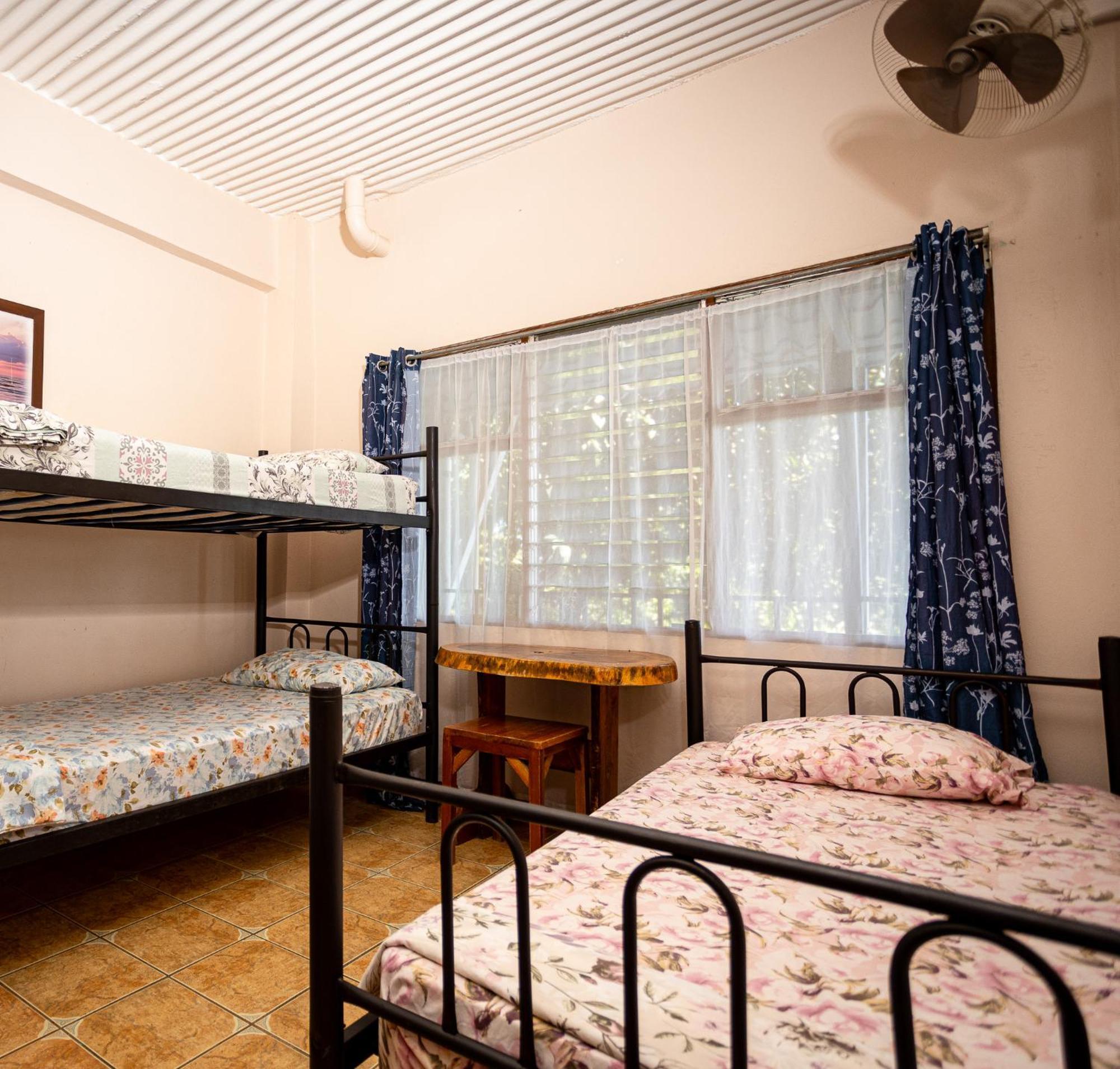Manuel Antonio Hostel Bagian luar foto