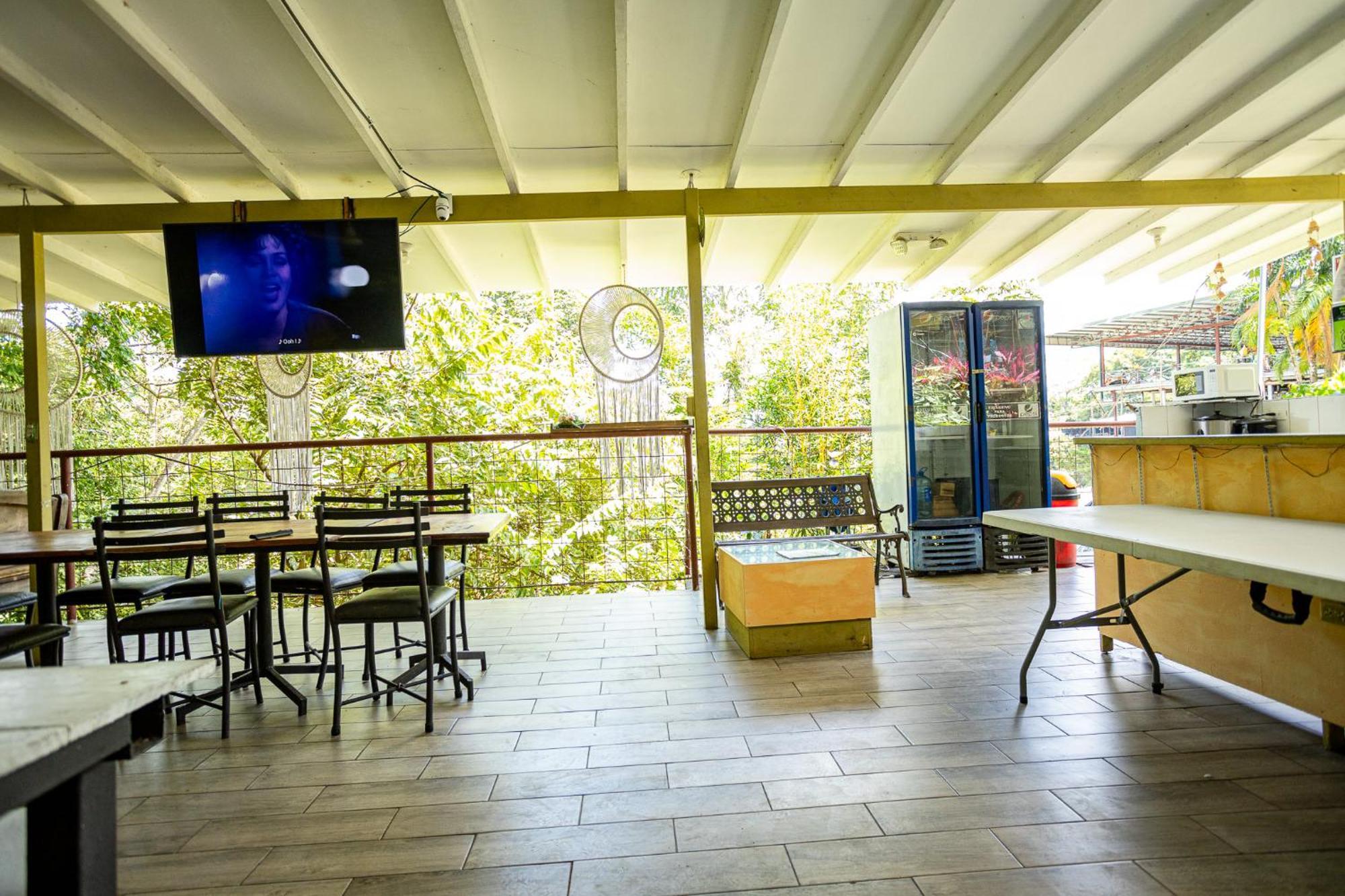 Manuel Antonio Hostel Bagian luar foto